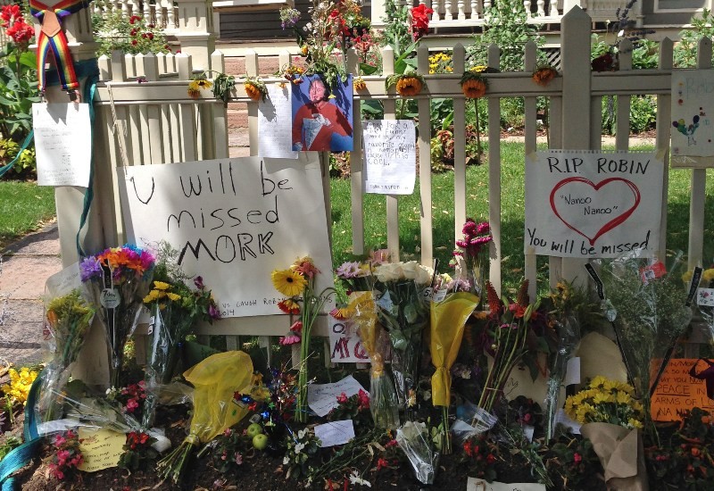Fanúšikovia pred domom Robina Williamsa zhromaždili desiatky kvetov a odkazov